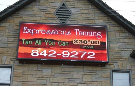 防水 屋外 フルカラー LED スクリーン モバイル 広告 掲示板 LED ビデオ トラック パネル