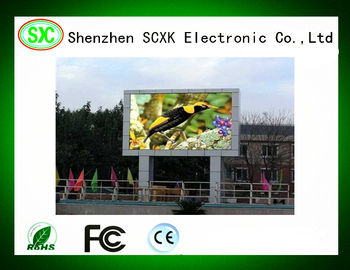 250 X 250 Cm の LED パネル と アニメーション ディスプレイ で 車 を 変形 さ せる