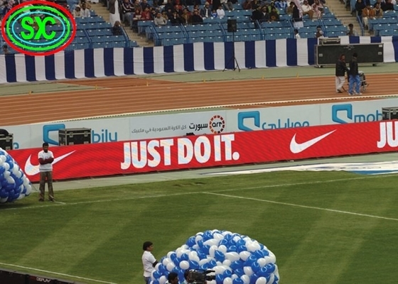 サッカー場周辺のLED広告ディスプレイの超鮮明な眺め