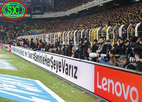 サッカー場周辺のLED広告ディスプレイの超鮮明な眺め