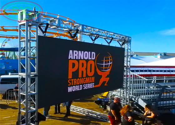 4K 高リフレッシュレート 大きなLED画面は,リアルタイムでスポーツカーゲームを放送します