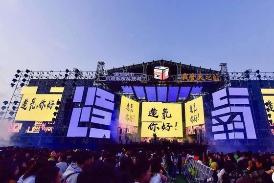 高明るさ 広い視角 屋外フルカラー LED 壁 SMD2121 封装とカスタマイズされた画面サイズ