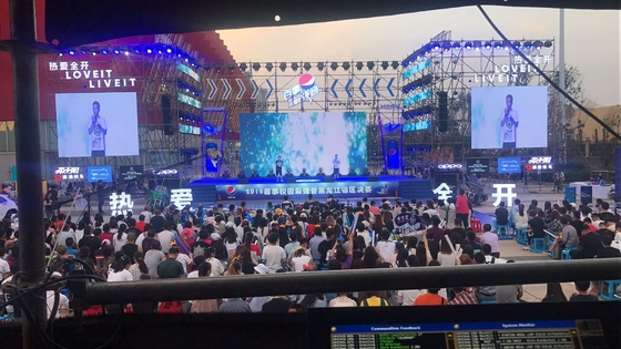 フルカラーHD LED Billboard P4 DC5V アウトドアスタジアム 商用スタートアップアプリケーション