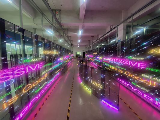 フルカラーチューブチップ透明LEDパネル SMD2121 カスタマイズ可能なスクリーンサイズ 透明LEDスクリーン