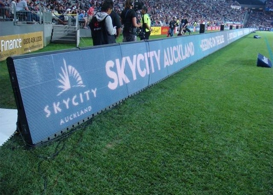 サッカー場周辺のLED広告ディスプレイの超鮮明な眺め