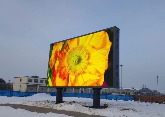 IP65 保護レベル LED 広告板 更新率 3840HZ 効果的屋外広告のための 120° / 60° の視角