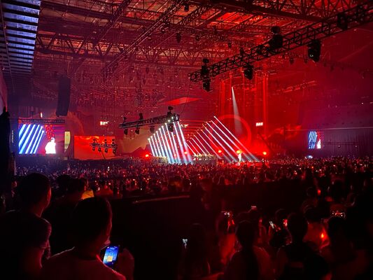 ステージLEDスクリーン 250×250ミリメートルのモジュールサイズで,屋外広告やイベント用に適した迅速な設置