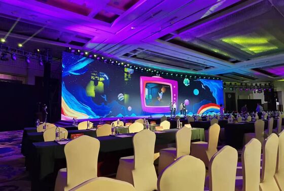 PCとの包括的なマルチメディア互換性とリアルタイムコンテンツ同期を備えた屋内用P3.9フルカラーLEDディスプレイ