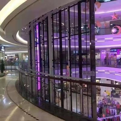 屋内ショッピングモール エレベーター 宝石店 広告 P3.91 透明なLED画面