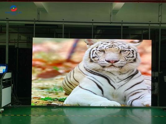 カーブ設置 室内フルカラーLEDディスプレイの500x500mmと500x1000mmキャビネットで利用可能
