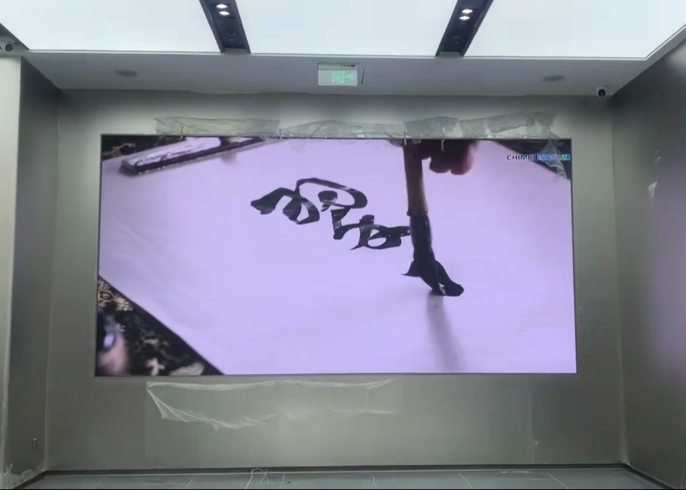 SMD2121 ダイ・カスト アルミニウムスクリーン ソフトモジュール 小ピッチ フルカラーHD LEDスクリーン P1.667 500*1000mm
