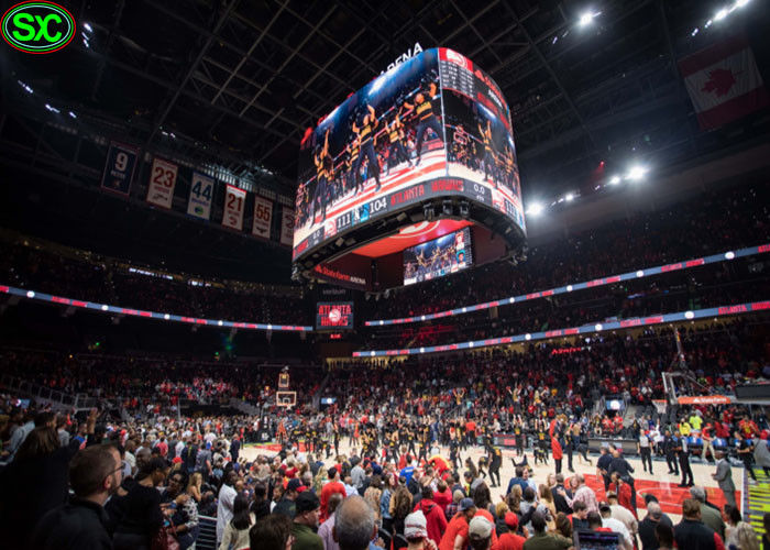 正方形LEDの周囲の広告板は、P5競技場Live生演奏ショーのための表示を導きました