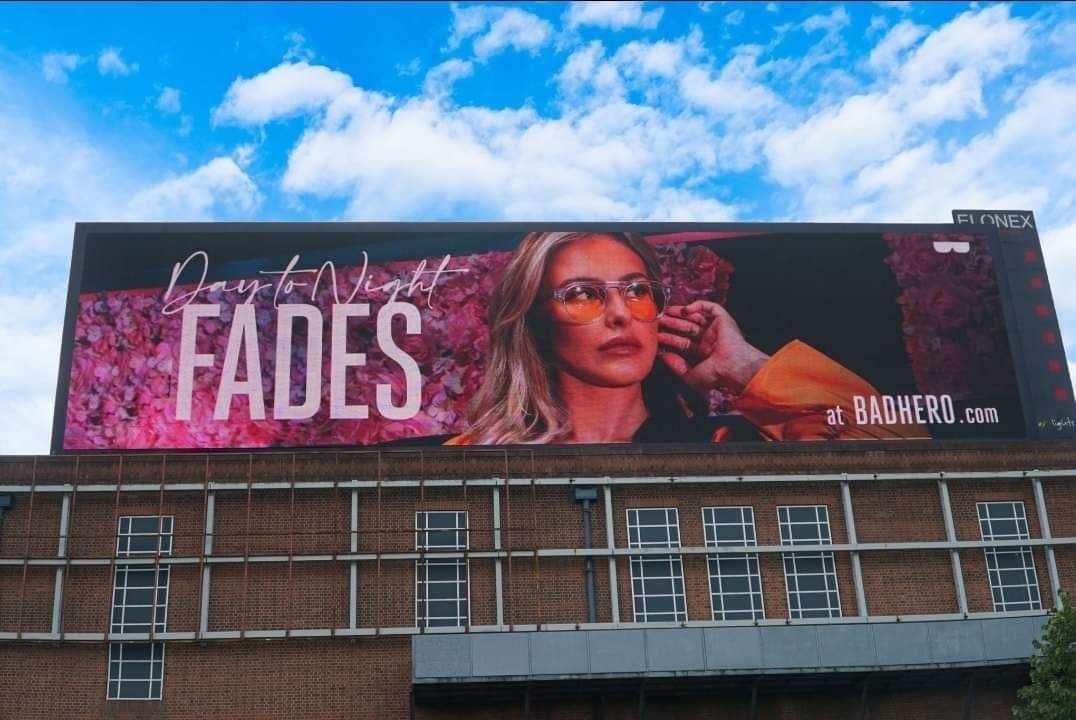 10mm以上 高リフレッシュレート 幽霊なし 3840hz 広告 LED 掲示板 屋外フルカラーLED画面