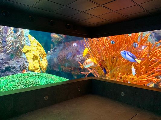 P5 屋外広告 LED カーブスクリーン SMD2121,明るさ 2500 ニット