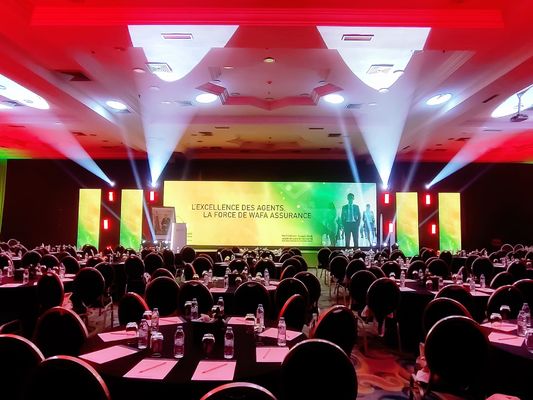 1000CD/SQM と CE/ROHS/FCC 標準の明るさを持つ高解像度LEDディスプレイ