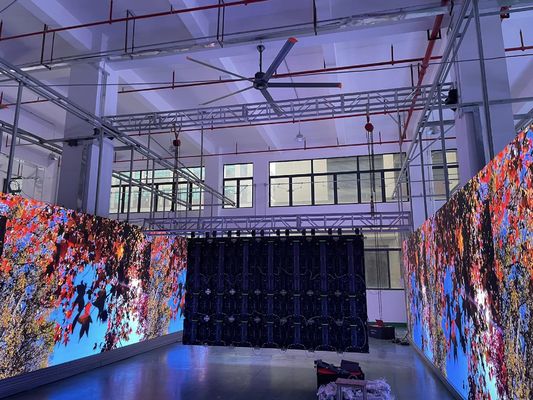 室内フルカラーLEDディスプレイ P4 HD カーブビデオウォール 62500/m2 RGB 1 24ヶ月で3 カスタマイズされたデザインと競争力