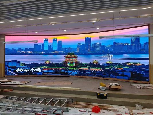 カーブ設置 室内フルカラーLEDディスプレイの500x500mmと500x1000mmキャビネットで利用可能