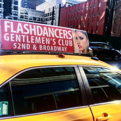 3mmピッチサイズ カーLEDスクリーンボード 320*106ドット スクリーン解像度 効果的な自動車広告