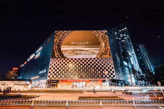 屋外フルカラーLEDウォールと5V/40Aスイッチ電源搭載による素晴らしいディスプレイ体験