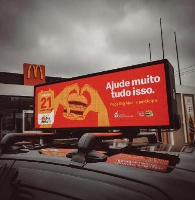 アニメーション表示機能と192*64ドット画面解像度を備えたカスタマイズ可能な車両用LEDスクリーン