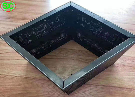 3d屋内フル カラーのLED表示P2.5柱90度立方スクリーンの立場