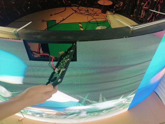 お買い得 すぐに適用範囲が広いLEDスクリーン ビデオ広告によって曲げられるシリンダー表示P4を取付けて下さい オンライン
