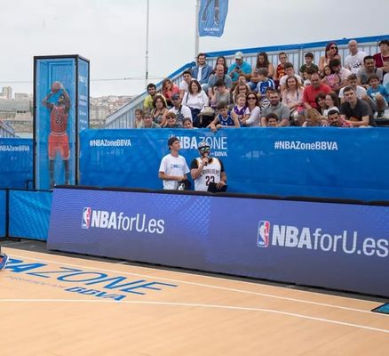 5000nits P8の屋外のフル カラーの競技場の周囲のLED表示