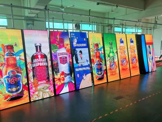 P2.5 1200cd/sqm SMD2121磁気導かれたポスター表示640X1920mm