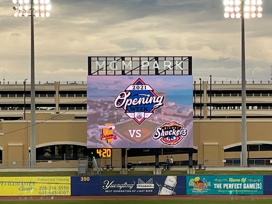 企業の広告のHd P10 960x960mmの屋外の導かれたスクリーン表示フットボール競技場の表示画面を掛けている製造者